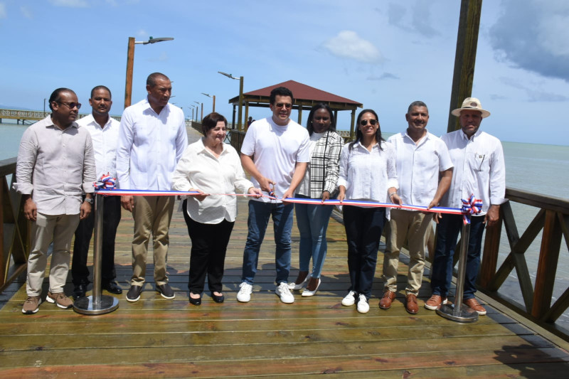 El ministro de Turismo, David Collado, inauguró la reconstrucción del muelle turístico del municipio de Miches, acompañado de autoridades locales.
