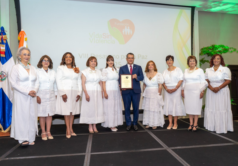 Directiva Ejecutiva entrega reconocimiento Román Jáquez