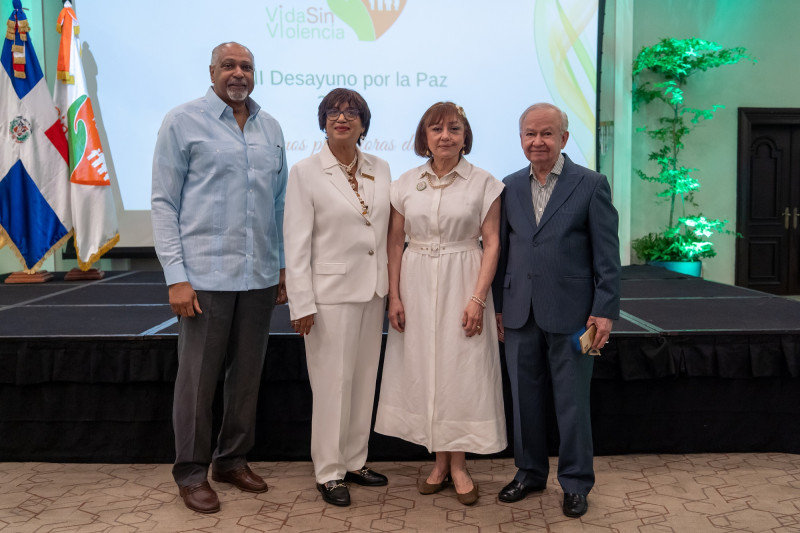 Jorge Suncar, Rosa Roa de López, doña Francia de Pérez y don Ellis Pérez.