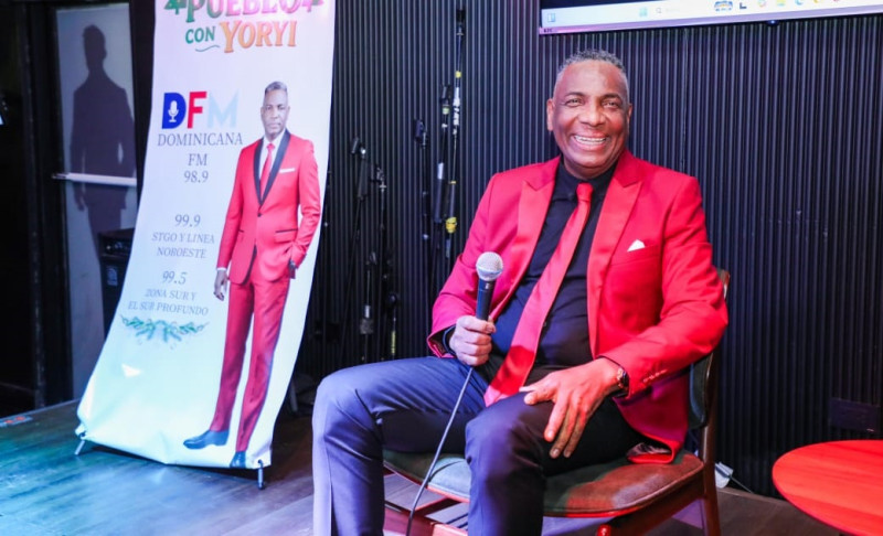Yoryi Castillo cuando anunciaba su programa navideño “Navidad Pal Pueblo con Yoryi” por la emisora Dominicana FM.