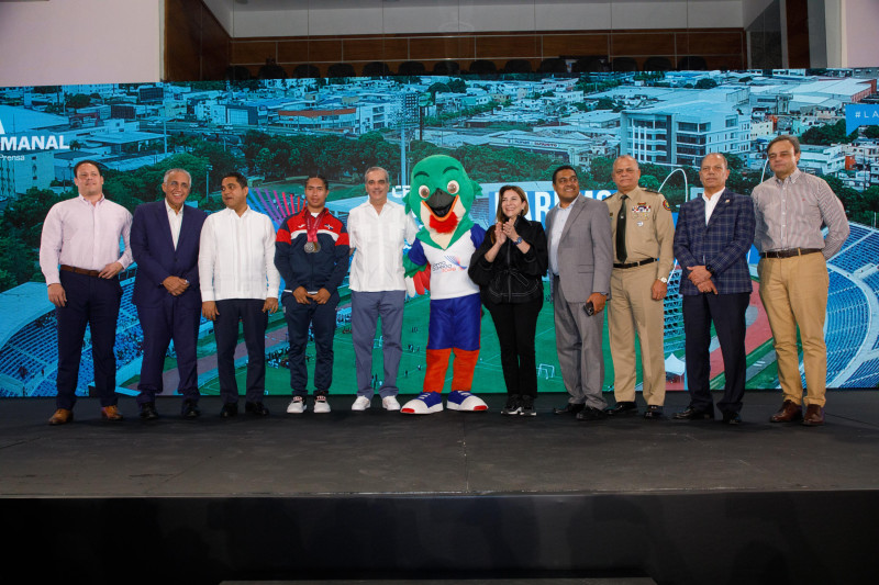 El presidente Luis Abinader junto a los ministros Carlos Bonilla, Kelvin Cruz y Carlos Onofre Fernández,Luisín Mjeía, la pesista Yudelina Mejía, la mascota Colí, José P. Monegro, Garibaldy Bautista y José Manuel Ramos.