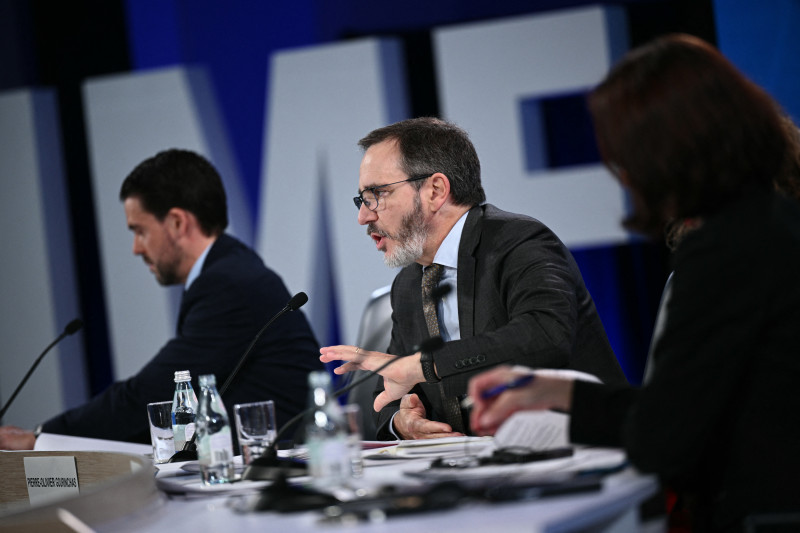 Pierre-Olivier Gourinchas (centro), economista jefe del Fondo Monetario Internacional, habla durante la rueda de prensa "Perspectivas de la economía mundial" durante las reuniones anuales del FMI y el Banco Mundial en Washington, D. C., el 14 de octubre de 2025. (Foto: Brendan SMIALOWSKI / AFP)