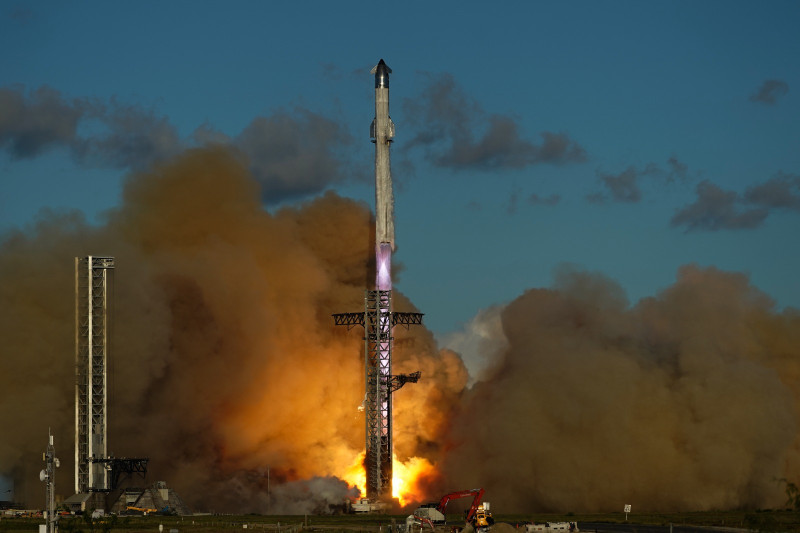 El megacohete Starship de SpaceX despega para un vuelo de prueba desde la Base Estelar en Boca Chica, Texas, el lunes 13 de octubre de 2025.