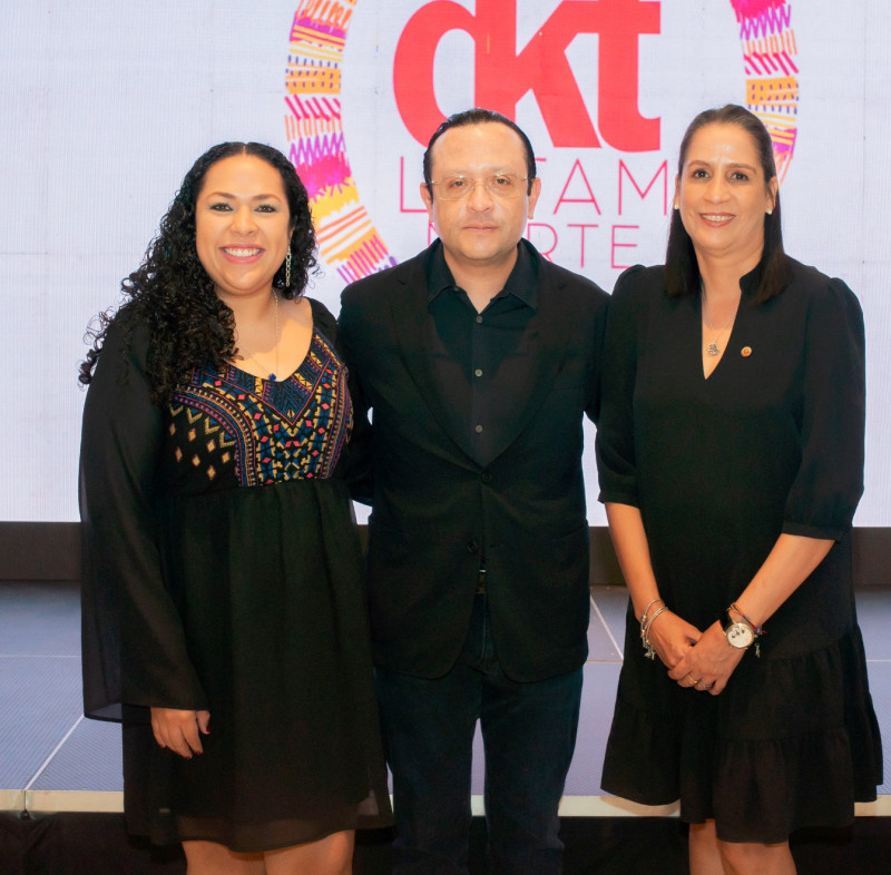 Denisse Beltrán, Mario Flores y Kary Colón.