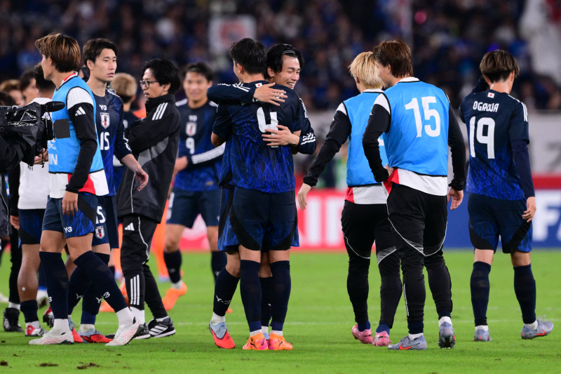 Los jugadores de Japón celebran su victoria tras el partido amistoso internacional de fútbol entre Japón y Brasil en el estadio de Tokio en Chofu, prefectura de Tokio, el 14 de octubre de 2025.