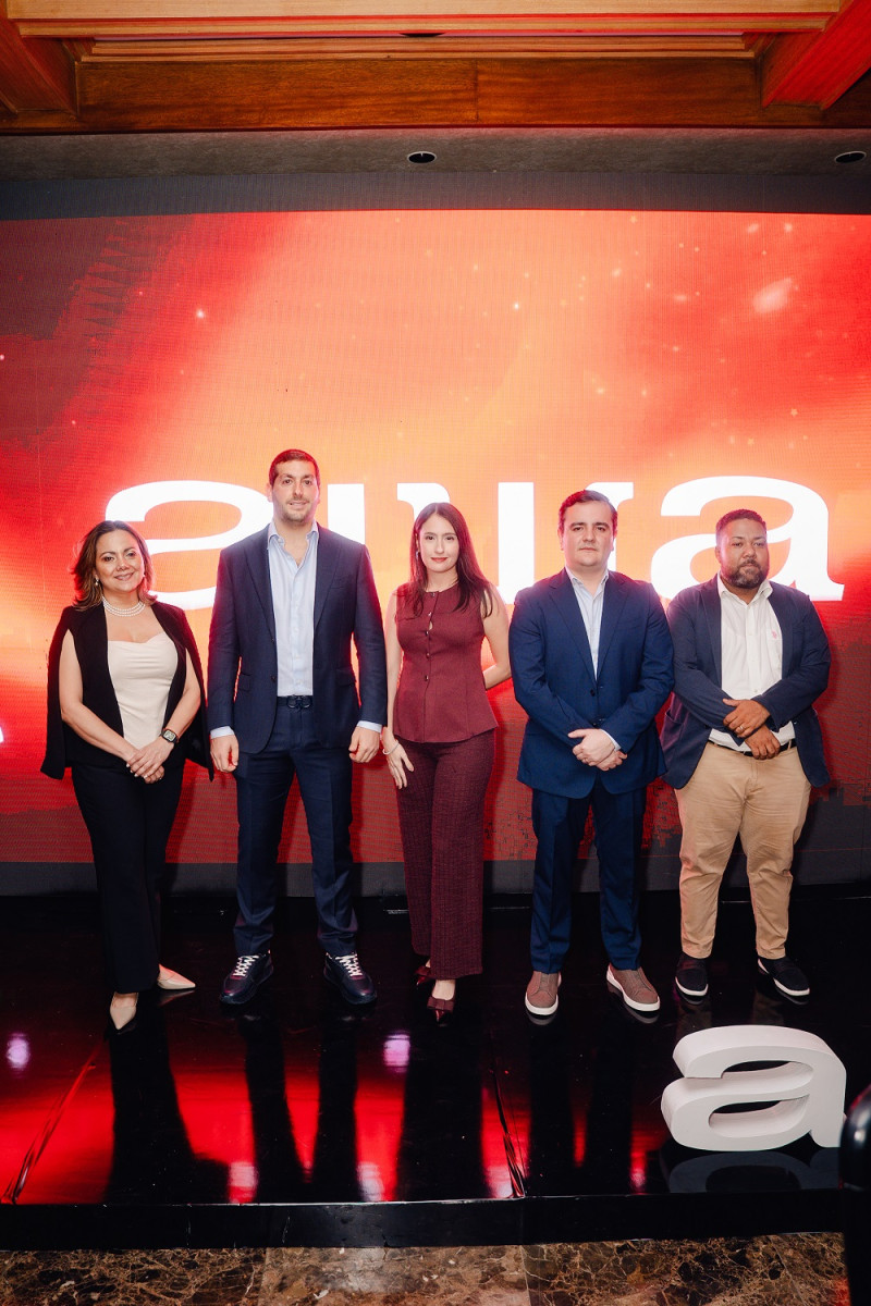 Claudina Herrera, gerente de producto HOME y electrodomésticos; David Pilman, director general AIWA Latinoamérica; Ivonne Seixas, gerente de mercadeo; Diego Durán, gerente de productos de audio y aires acondicionados; Jose Ángel Santana, gerente de cuentas clave República Dominicana.