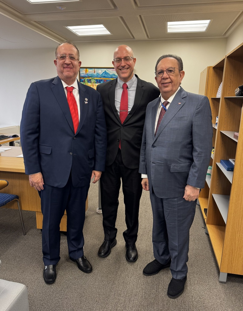 Héctor Valdez Albizu, y el ministro de Hacienda y Economía, Magín Díaz, y André Roncaglia, director ejecutivo del Fondo Monetario Internacional (FMI) por Brasil.