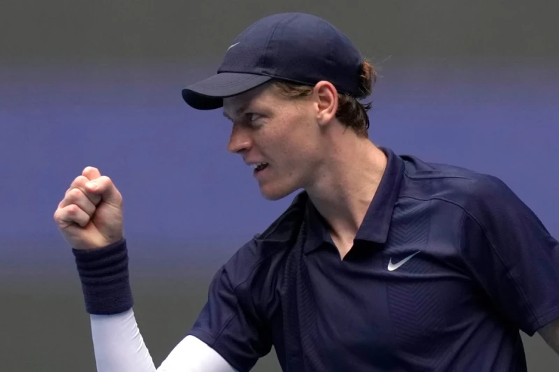 Jannik Sinner reacciona al superar a Learner Tien en la final del Abierto de China el miércoles primero de octubre del 2025.