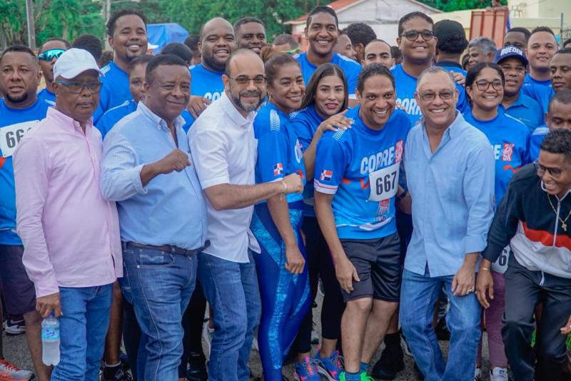 Parte de los corredores ganadores en la prueba "Comendador Corre" en Elías Piña.