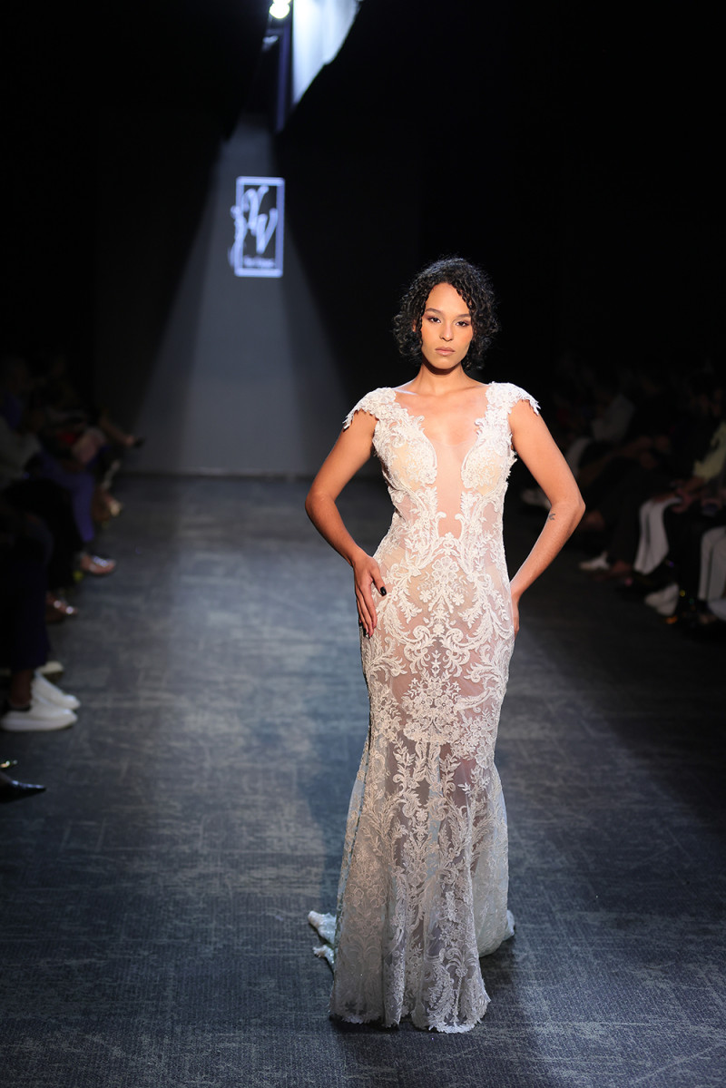 Ynes Vásquez enamora la pasarela con su colección nupcial “Romance Eterno”