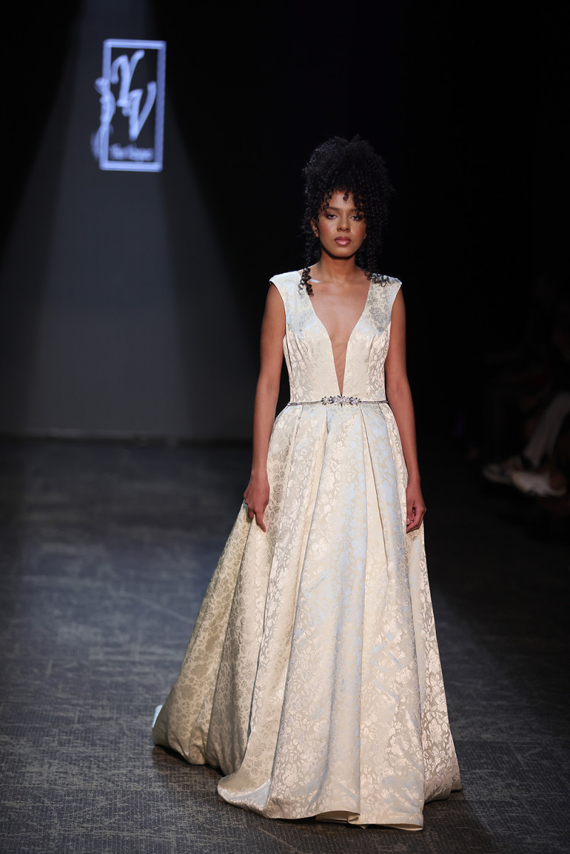 Ynes Vásquez enamora la pasarela con su colección nupcial “Romance Eterno”