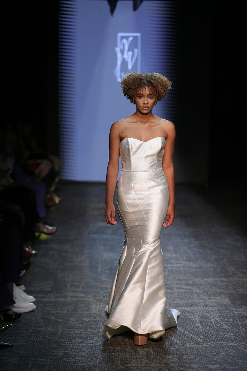 Ynes Vásquez enamora la pasarela con su colección nupcial “Romance Eterno”