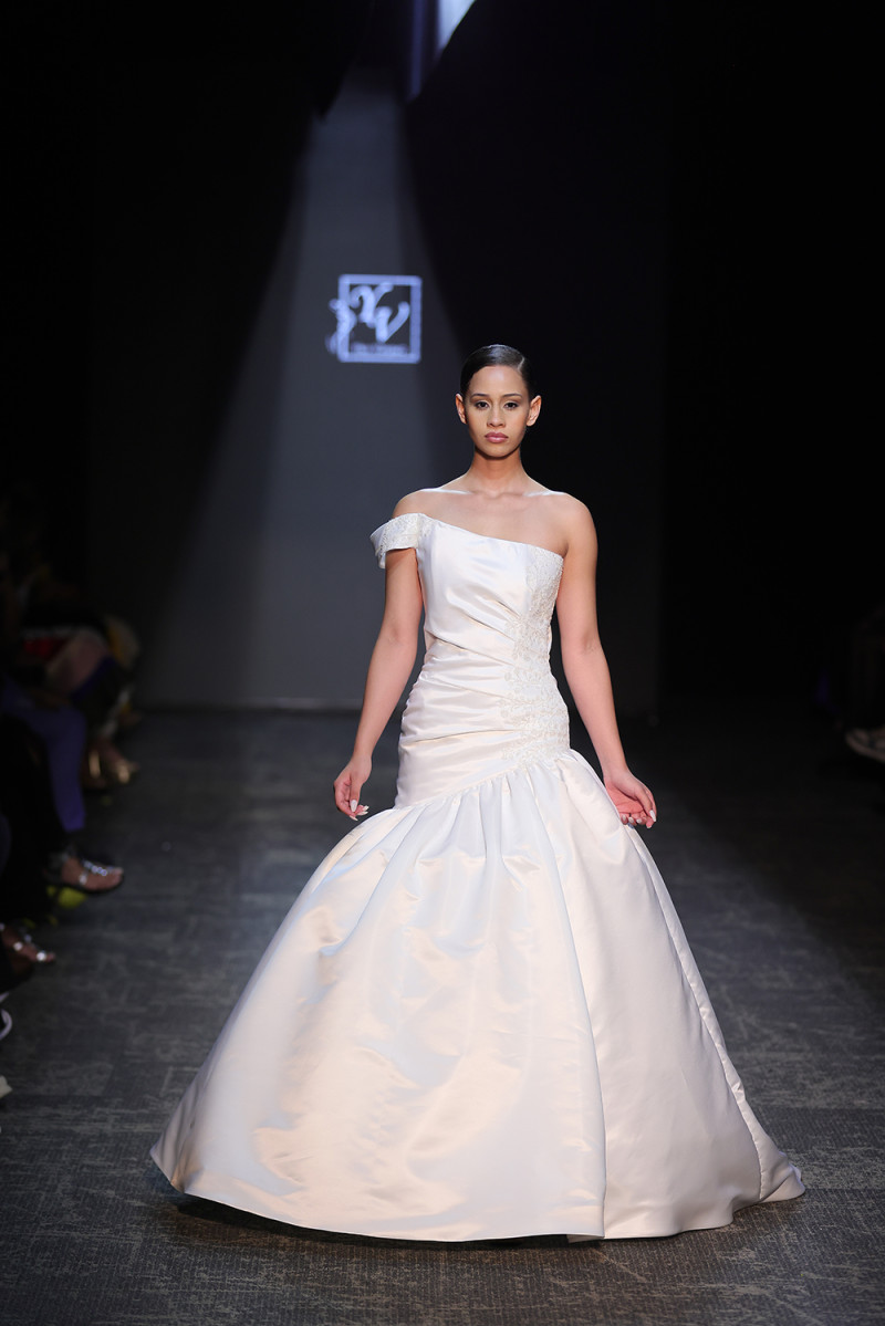 Ynes Vásquez enamora la pasarela con su colección nupcial “Romance Eterno”