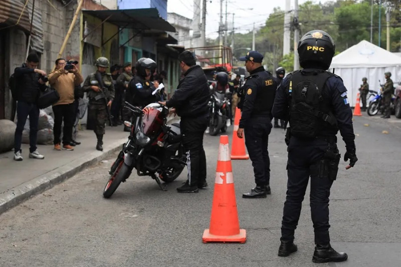 Policía Nacional Civil (PNC) junto al Ejército de Guatemala.