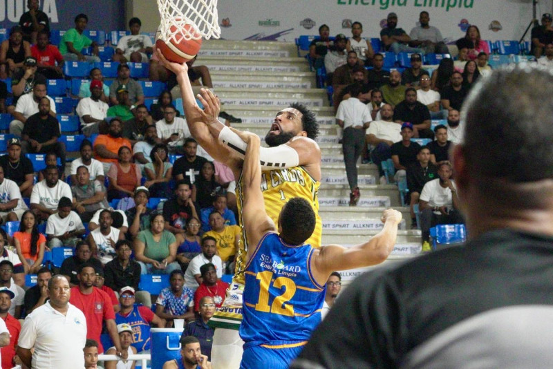 Juan Guerrero, del club San Carlos, en plena acción ofensiva sobre Rayner Moquete, del club Mauricio Báez.