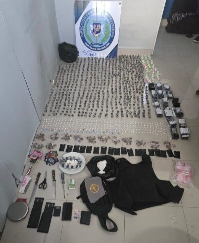 Según el informe policial, en la residencia se ocuparon una paca de vegetal presumiblemente marihuana con un peso de 2,248 gramos, además de 650 porciones de cocaína y marihuana un chaleco antibalas, tres balanzas, tres cuchillos, una tijera, un destornillador, tres tarjetas bancarias, una licencia de conducir y RD$7,240 en efectivo