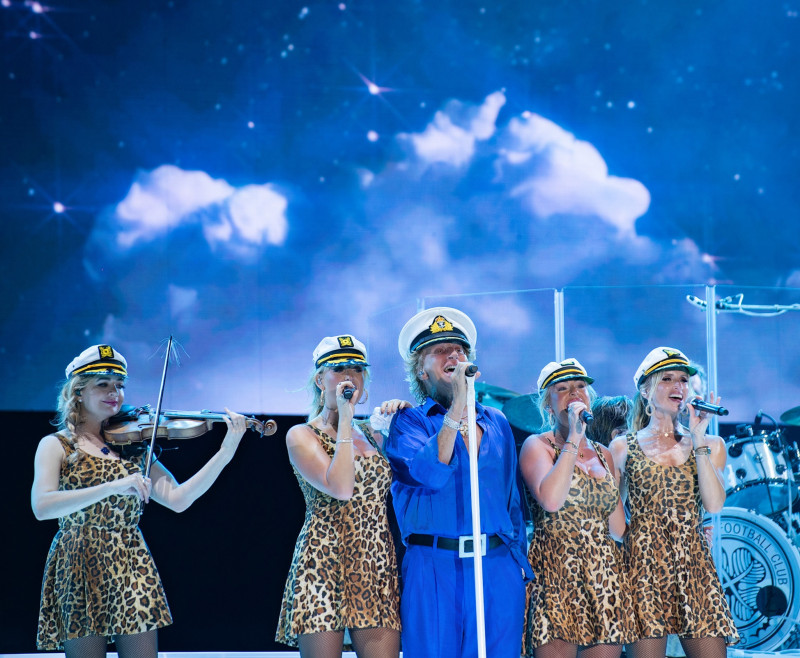 Rod Stewart junto a parte de sus coristas durante su presentación la noche del martes 14 de octubre 2025 en el Estadio de Sóftbol del Centro Olímpico de Santo Domingo, como parte de su aclamada gira mundial de despedida “One Last Time".