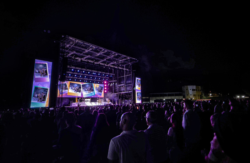 Durante una hora y media, Rod Stewart interpretó sus mayores éxitos en el Estadio de Sotfbol en el Centro Olímpico.