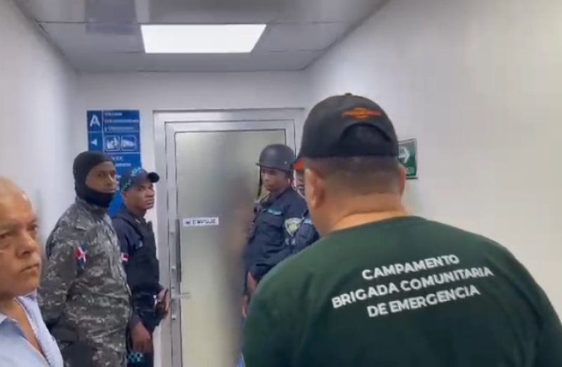 En el lugar se encuentran decenas de policías y militares