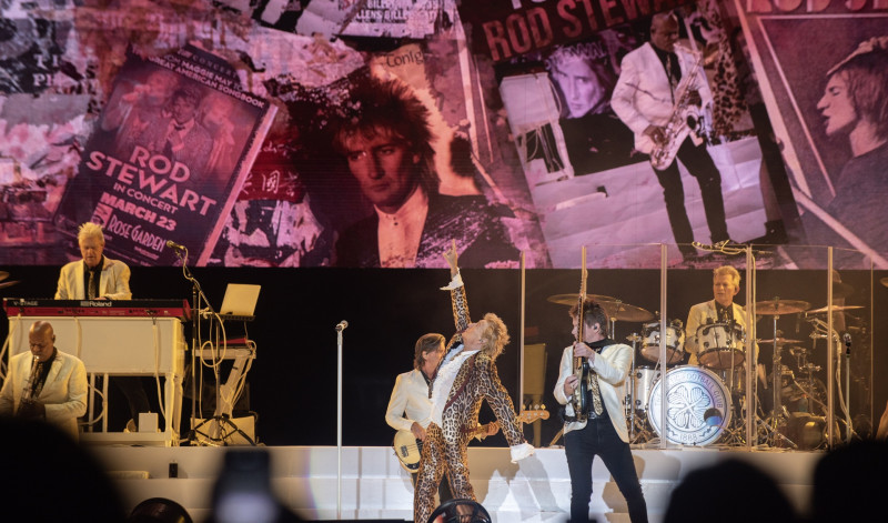 Rod Stewart interpretó sus mayores éxitos ante el ambiente caribeño de Santo Domingo marcado por alta temperatura registrada la noche del 14 de octubre de 2025.