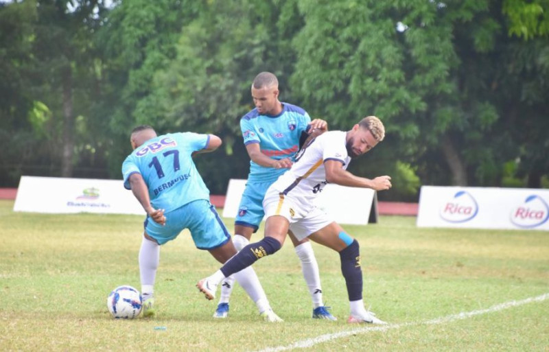 Salcedo y Pantoja libran luchas inversas, con un celeste que ataca y defiende.