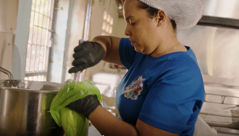 EJEMPLO DE SUPERACIÓN. Elisabeth Lara, de Pedernales, lanzó su propio emprendimiento a partir de la repostería casera y hoy es propietaria de un restaurante y de la tienda Lara Candy Shop. Es también la impulsora de la cooperativa Gastropecoop, que reúne a más de 40 emprendedores, prestadores de servicios y negocios que quieren sumarse al desafío del desarrollo territorial de la provincia y a la cadena de valor del turismo.