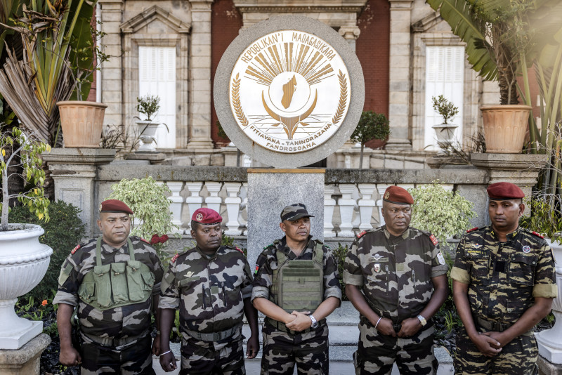 El coronel malgache Michael Randrianirina (centro), jefe de la unidad militar CAPSAT, junto a otros miembros de la unidad tras leer un comunicado frente al palacio presidencial donde anunció la toma del poder en Antananarivo el 14 de octubre de 2025.