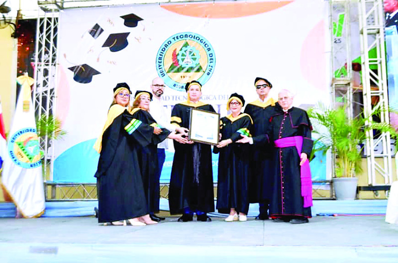 La rectora de Utesur, María del Rosario Muñoz Melo, y el obispo emérito, posan junto a nuevos profesionales investidos en la jornada de ayer en el Polideportivo de Azua.