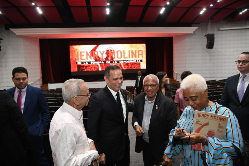 Invitados conversando sobre el documental.
