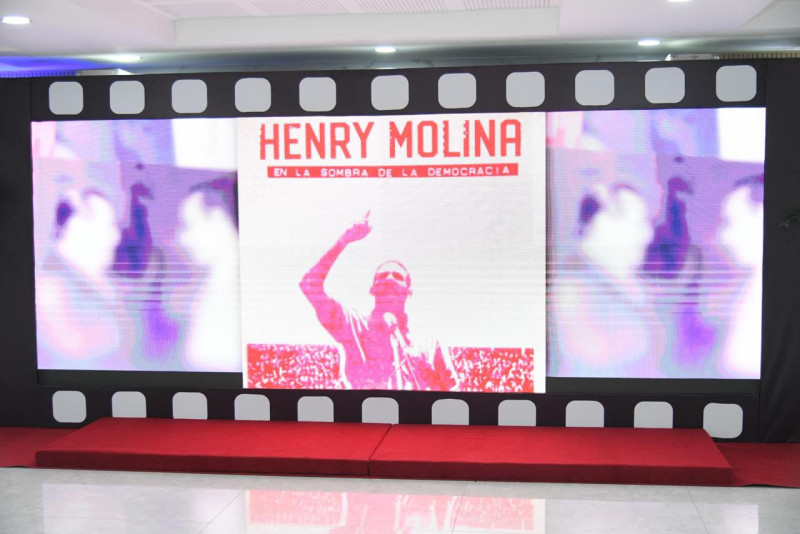 Henry Molina: En la Sombra de la Democracia