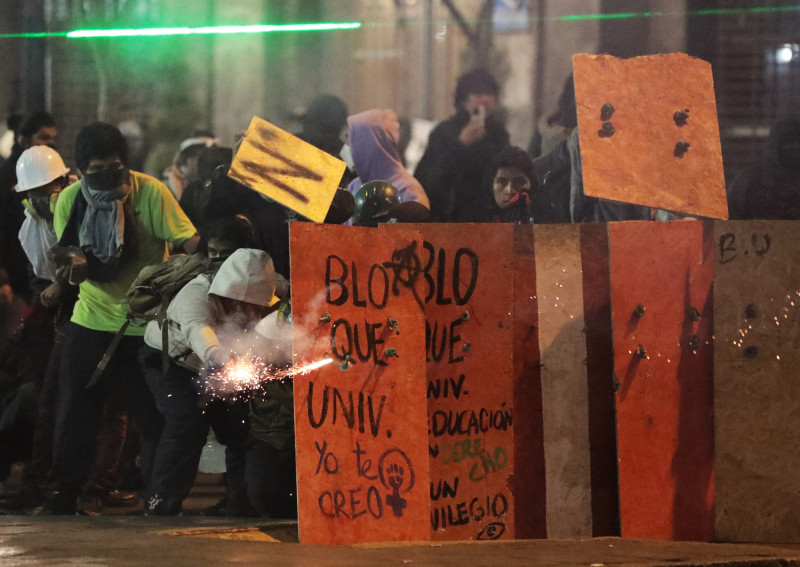 Manifestantes se enfrentan con agentes de la policía antidisturbios durante una protesta contra el presidente interino de Perú, José Jeri, en Lima el 15 de octubre de 2025.
