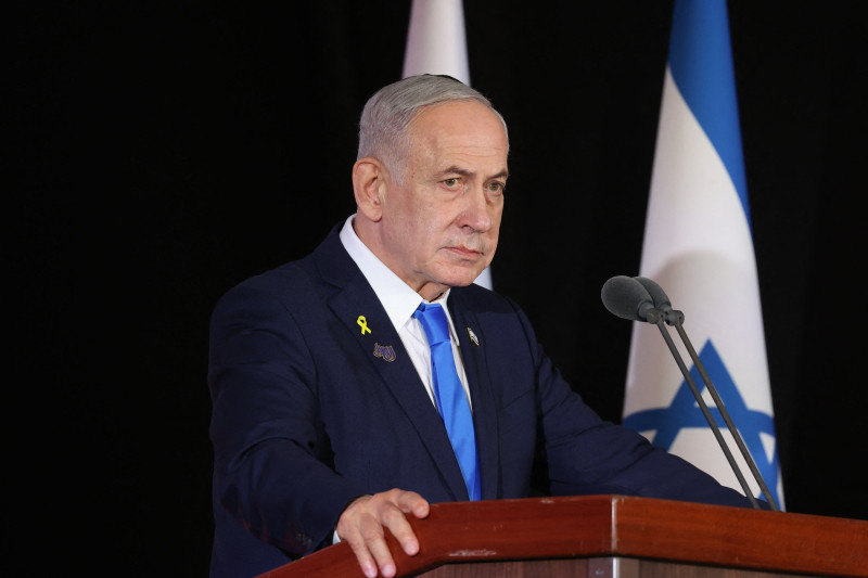 El primer ministro israelí, Benjamín Netanyahu, participa en una ceremonia conmemorativa de Estado en honor a los soldados caídos en la guerra de Gaza, que duró dos años, en el cementerio militar del Monte Herzl en Jerusalén el 16 de octubre de 2025.