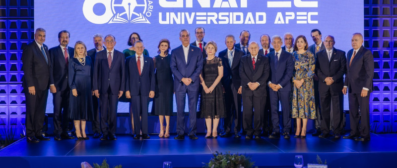Elena Viyella, presidenta de la junta de directores, el presidente de la República, Luis Abinader, y el rector de Unapec, Erik Pérez Vega, junto al equipo que dirige la casa de altos estudios