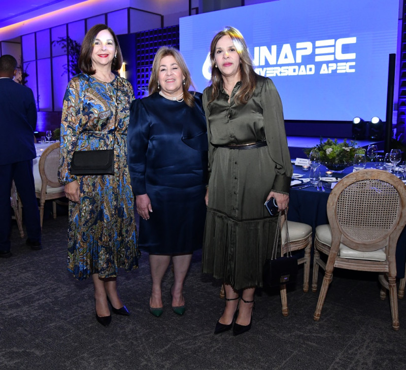 Yolanda Valdez, Jacqueline Herrera de Alvarez y Lissette Goico.