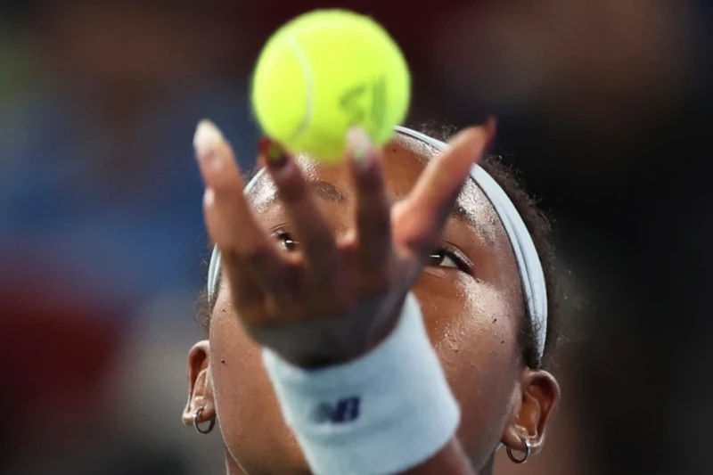 En esta foto de la agencia noticiosa Xinhua, Coco Gauff saca durante la final del Abierto de Wuhan contra Jessica Pegula, el 12 de octubre de 2025.