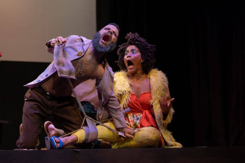 En el Fite 2025 destacan varias obras que han despertado especial interés por su enfoque, estética y compromiso con la realidad social y humana de República Dominicana.