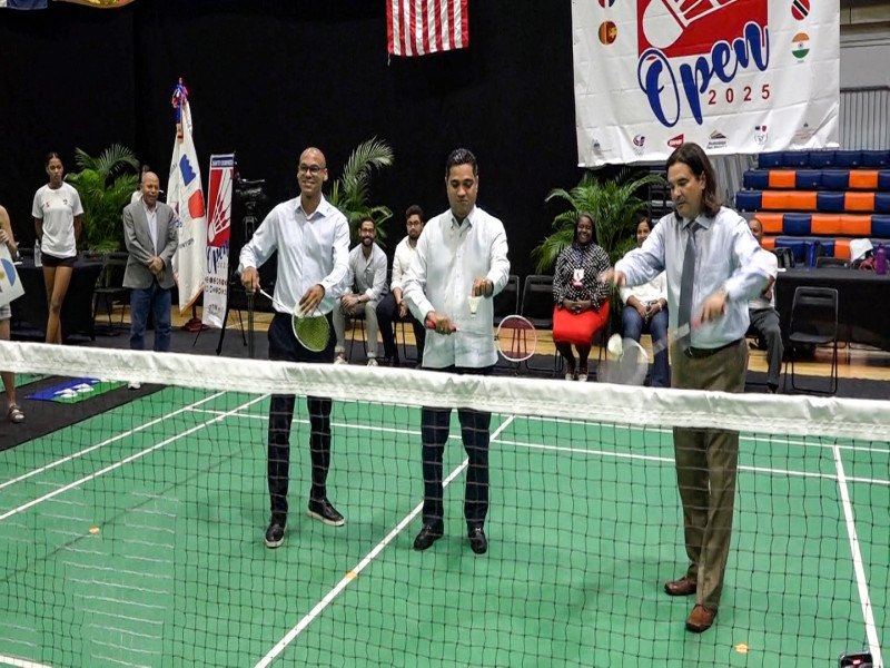 El ministro de Deportes y Recreación, Kelvin Cruz, realiza el saque de honor para dejar iniciado el Santo Domingo Open Internacional de Bádminton 2025.