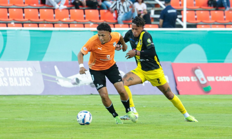 Un momento de acción en un partido entre el Cibao FC y el Moca FC.