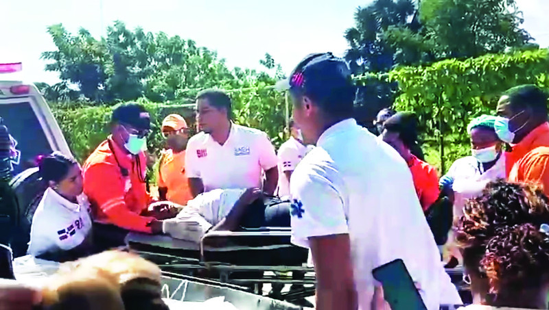 Ambulancias del Sistema Nacional de Emergencias 911 llegaron al lugar para dar asistencia a los estudiantes y profesorado del centro educativo.