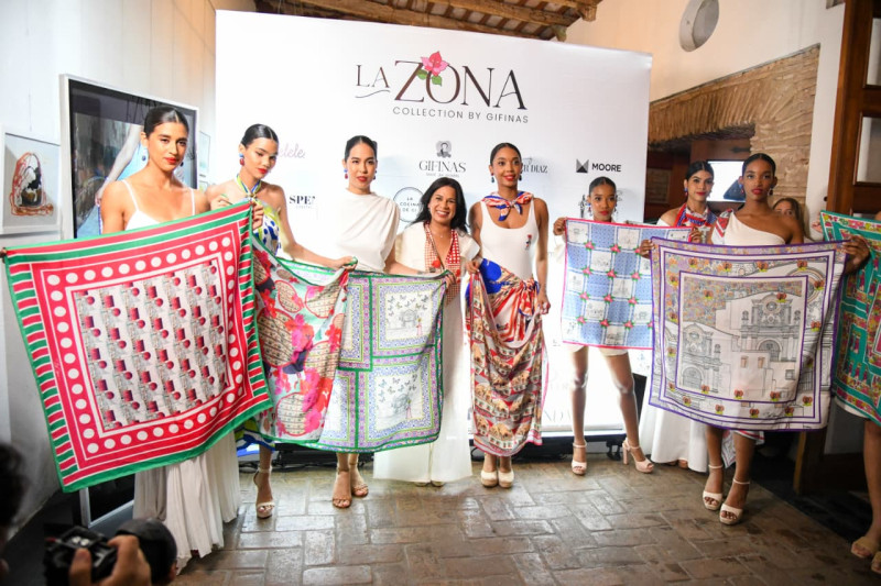 Esta colección destaca por su combinación de flores caribeñas, estampados de lunares y patas de gallo