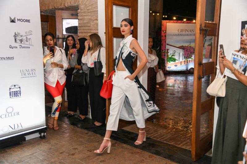 Una de las múltiples maneras de usar los pañuelos de "La Zona".