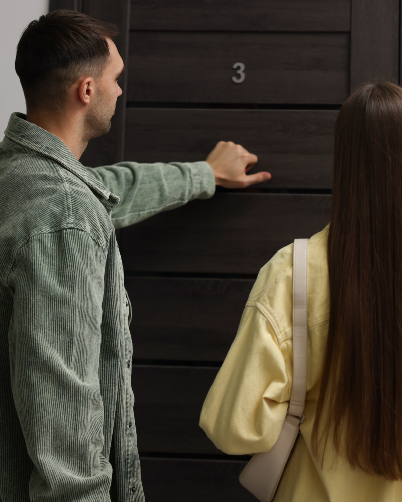 Imagen ilustra unas personas visitando otra casa.