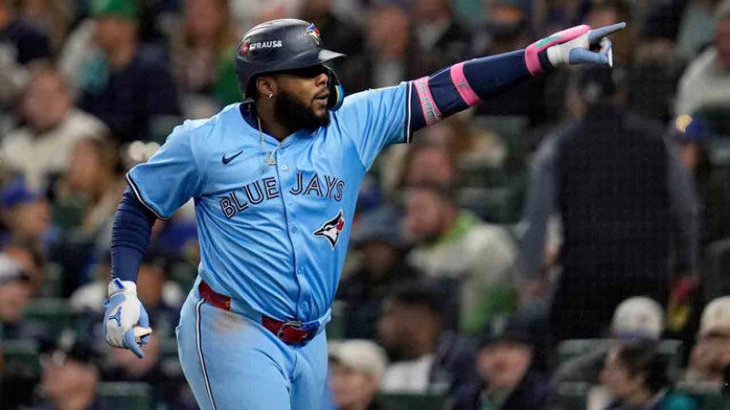 Vladimir Guerrero Jr continúa incontenible y volvió a disparar un batazo grande para los Azulejos.