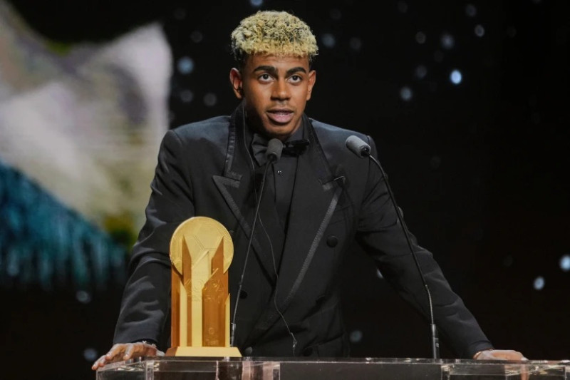 El delantero Lamine Yamal del Barcelona recibe el trofeo Kopa durante la gala del Balón de Oro, el lunes 22 de septiembre de 2025.