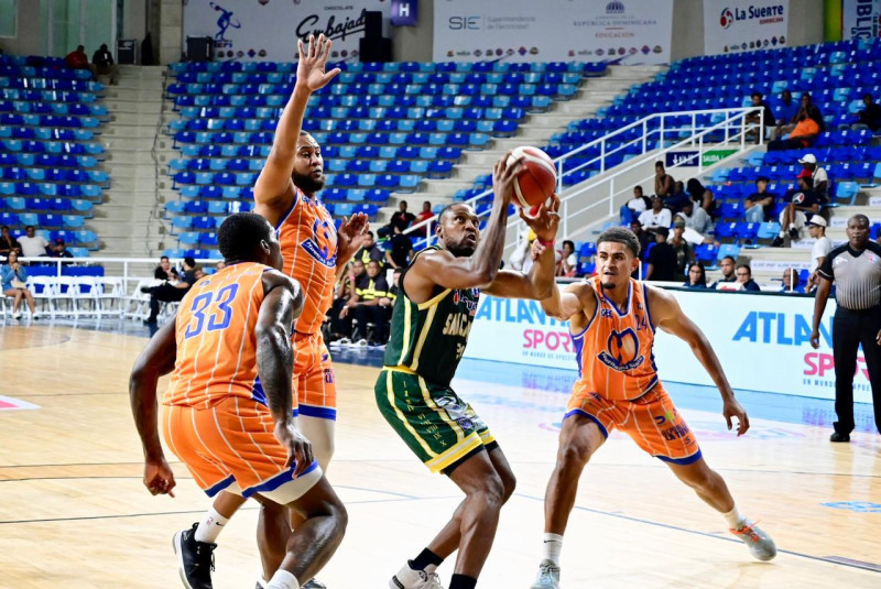 Tyran De Latibeaudiere, de San Carlos, busca colarse en una ofensiva entre tres jugadores de Huellas del Siglo, Emmanuel Egbuta, Leo Cabrera y Miguel Miranda.