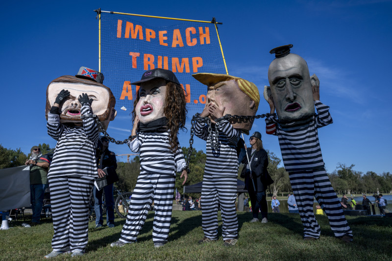 Manifestantes vestidos como personajes de dibujos animados (de izq. a der.) el vicepresidente J.D. Vance, la secretaria de Seguridad Nacional Kristi Noem, el presidente estadounidense Donald Trump y el subjefe de gabinete del presidente Steven Miller se encuentran en el National Mall en Washington