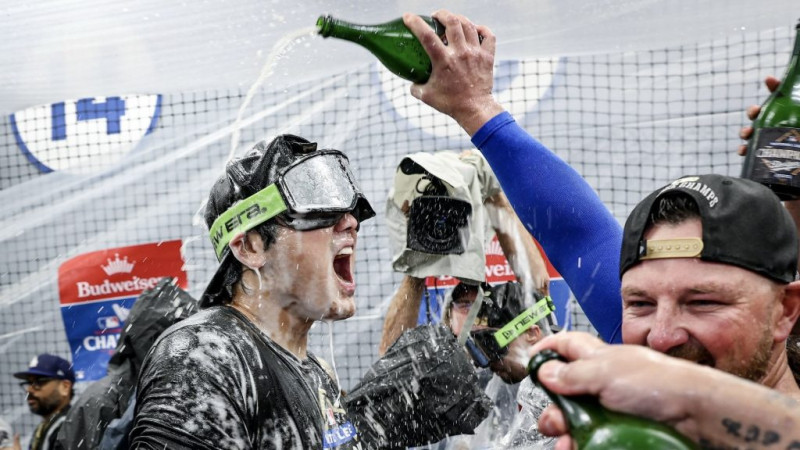 Shohei Ohtani es bañado de champagne luegom de contribuir a que los Dodges avanzaran hasta la Serie Mundial por segunda campaña seguida.