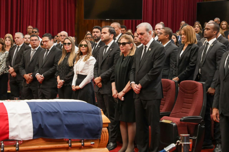 El presidente Luis Abinader acudió este sábado al Congreso Nacional para las honras fúnebres del dirigente político Vicente Sánchez Baret.