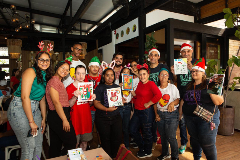 Staff voluntario junto a buddies.