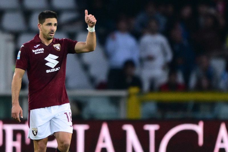 Giovanni Simeone celebra tras marcar un gol durante el partido entre el Torino y el NapolI en el estadio Grande Torino de Turín, el 18 de octubre de 2025